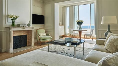 Four Seasons Seaview Hotel .